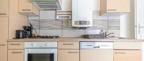 Køleskab, mikrobølgeovn, ovn, kogeplade