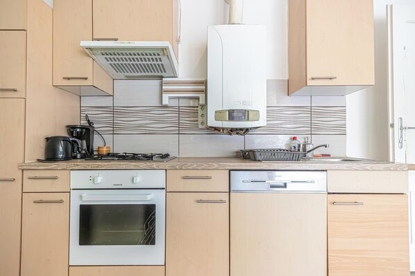 Fridge, microwave, oven, stovetop
