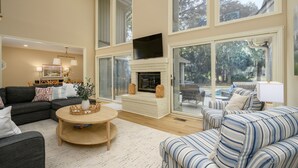 Living area - Beautiful home in the heart of Sea Pines on the 11th green of Heron Point! (Hilton Head Island)