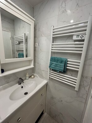 Hair dryer, towels, soap, toilet paper - Le Vélodrome - The urban suite with air conditioning and parking (Marseille)