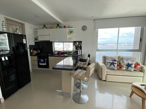Kühlschrank, Mikrowelle, Ofen, Wasserkocher mit Kaffee-/Teezubehör