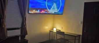 1 King + 2 full beds apt. 20 min train to Manhattan NYC. 5 mins from JFK Airport