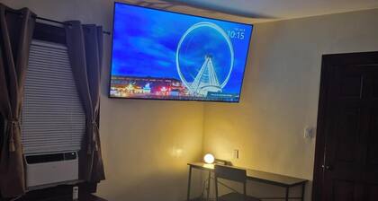 1 King + 2 full beds apt. 20 min train to Manhattan NYC. 5 mins from JFK Airport