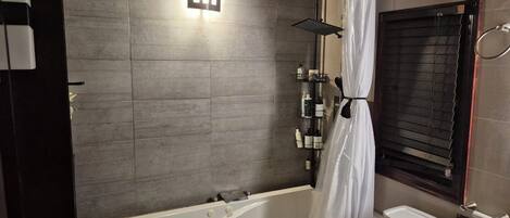 SĂšche-cheveux, serviettes fournies, savon, papier toilette