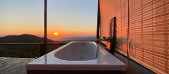 4000Dao-A Hilltop Hideaway Experience 