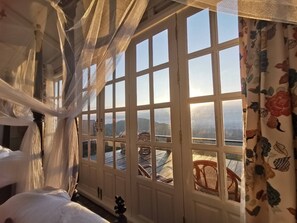 Ropa de cama de alta calidad, minibar y decoración personalizada