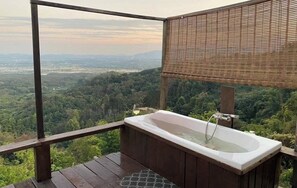 Suite panorámica, hidromasaje, vista a la montaña | Tina de hidromasaje privada