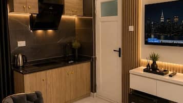 Family Studio, City View | Private kitchen