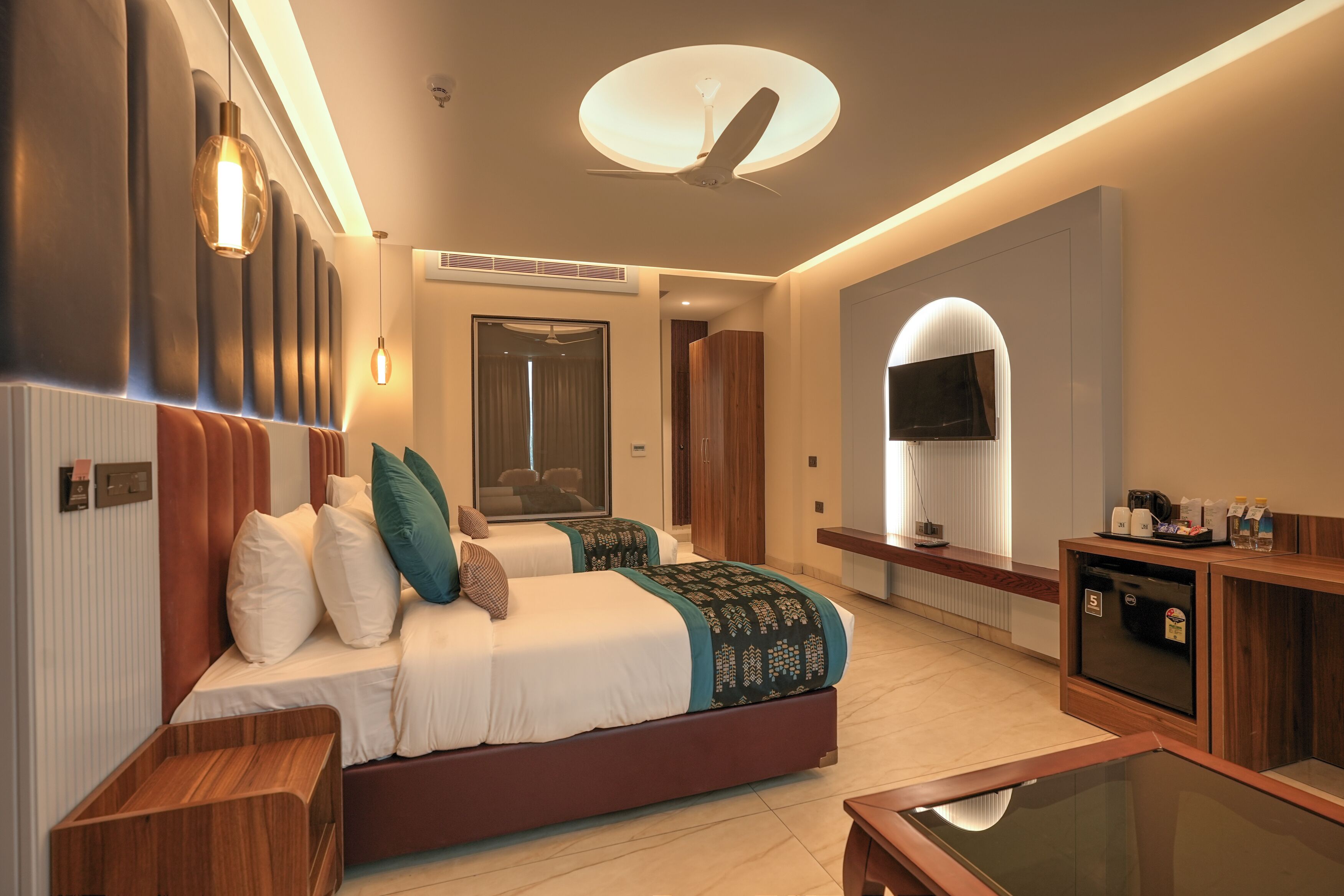 Escritorio, espacio para trabajar con laptop y insonorización 