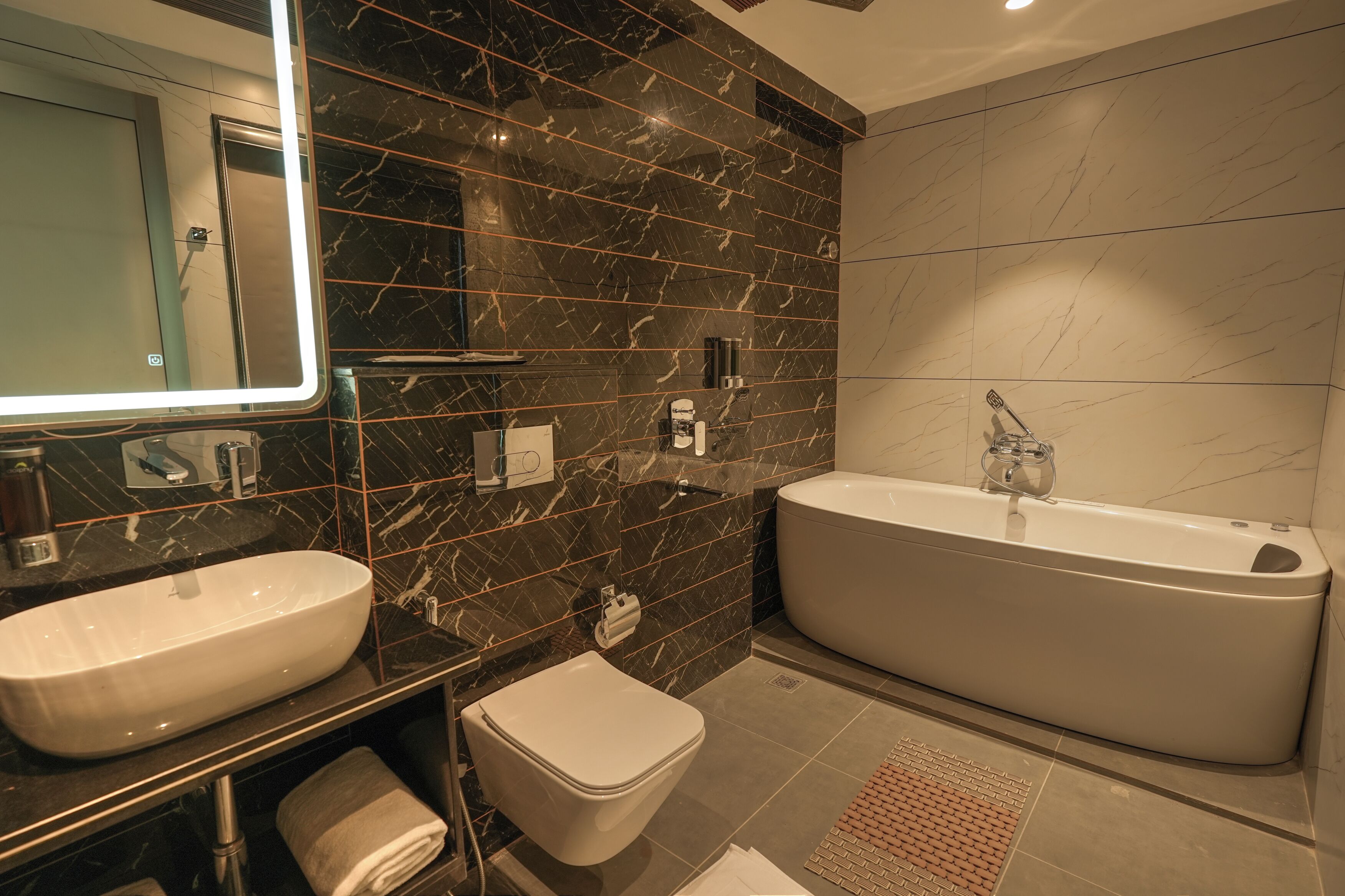 Quarto executivo, banheira, vista para a cidade | Banheiro | Chuveiro, secador de cabelo, chinelos, toalhas de banho