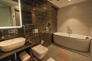 Executive-Zimmer, Badewanne, Stadtblick | Badezimmer