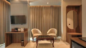 Executive Room, Bathtub, City View | Desk, laptop workspace, soundproofing, free WiFi