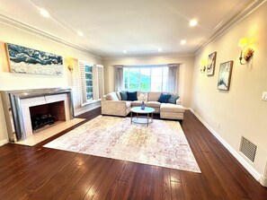 Living area - Beverly Hills Dream Home, Stunning Views!! 5BR with Pool, Spa and Game Room! (Los Angeles)