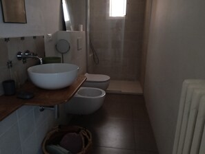 Dusche, Haartrockner, Bidet, Handtücher