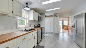 Réfrigérateur, micro-ondes, plaque de cuisson, lave-vaisselle