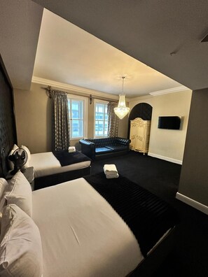 Kamar Double Keluarga | Brankas, meja kerja, setrika/meja setrika, dan Wi-Fi gratis