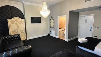 Phòng đôi dành cho gia đình | Két bảo mật tại phòng, bàn, bàn ủi/dụng cụ ủi quần áo