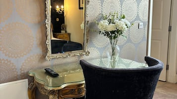 Quarto casal superior, vista para a cidade | Cofres nos quartos, escrivaninha, ferros/tábuas de passar roupa