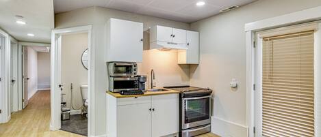 Réfrigérateur, micro-ondes, plaque de cuisson, cafetiÚre/bouilloire