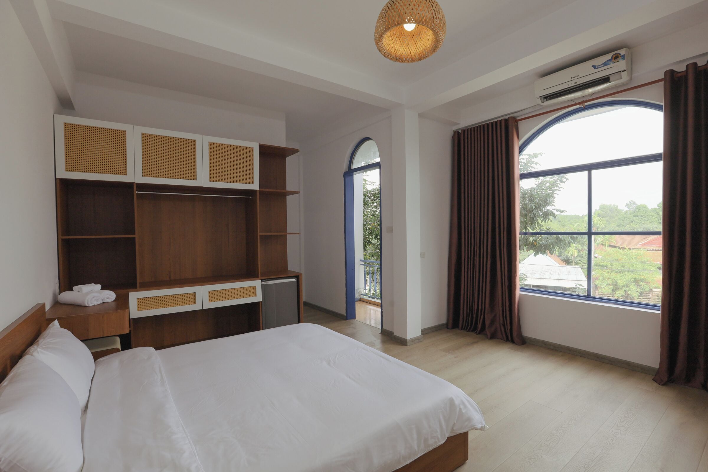 Escritorio, tabla de planchar con plancha, wifi gratis