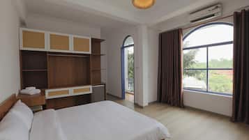 Bàn, bàn ủi/dụng cụ ủi quần áo, truy cập Internet không dây miễn phí