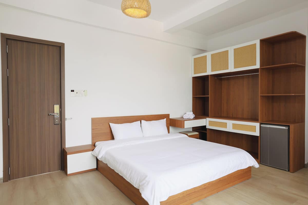 Escritorio, tabla de planchar con plancha y wifi gratis