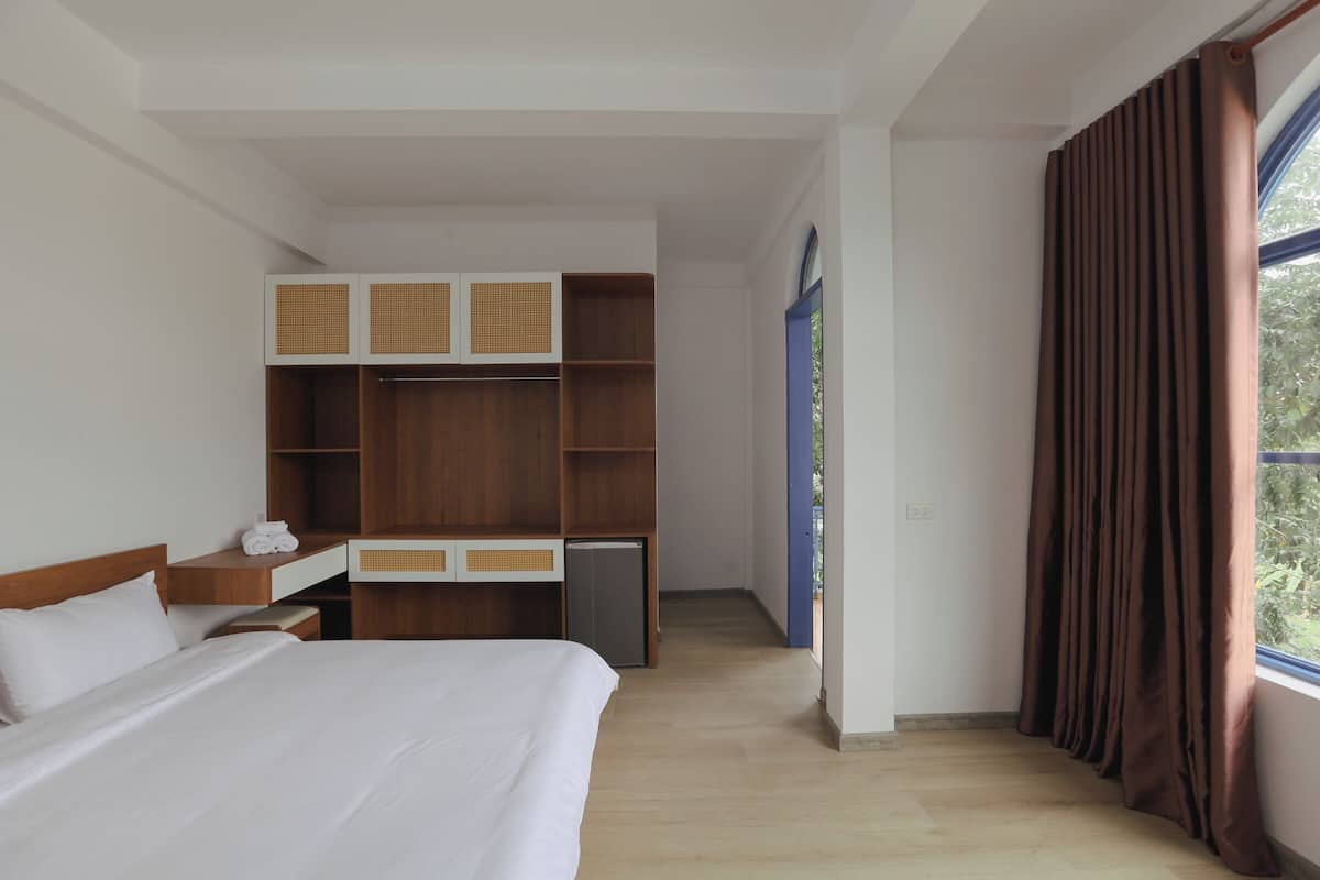 Een bureau, een strijkplank/strijkijzer, gratis wifi