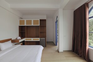 Een bureau, een strijkplank/strijkijzer, gratis wifi