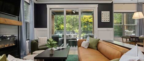 Fernseher, Kamin, Arbeitsbereiche