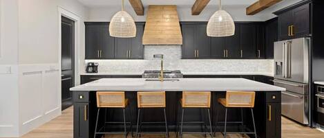 Kjøleskap, mikrobølgeovn, ovn og kokeplater