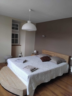 3 quartos, ferros/tábuas de passar roupa, Wi-Fi, roupa de cama