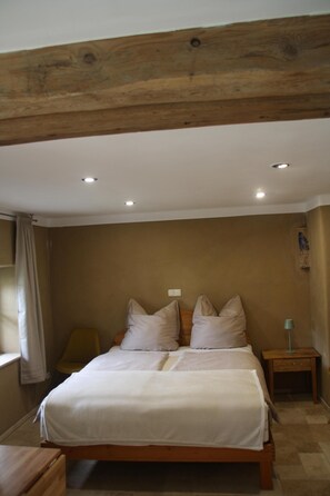 1 bedroom, bed sheets