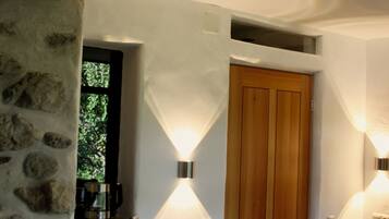 Kühlschrank, Herdplatte, Wasserkocher mit Kaffee-/Teezubehör