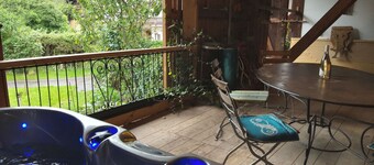 Vacation apartment with terrace and mountain view