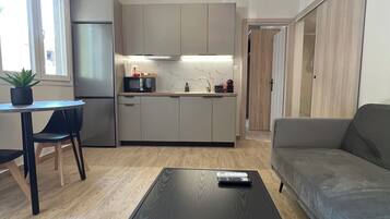 Apartment, 1 Queen Bed | Living area