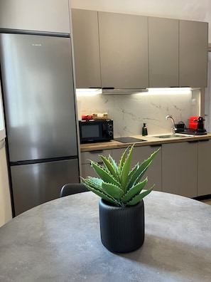 Refrigerador, microondas, cafetera expreso, cafetera/tetera