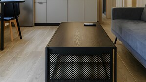 Una cocina moderna con comedor, sofá y mesa de centro.