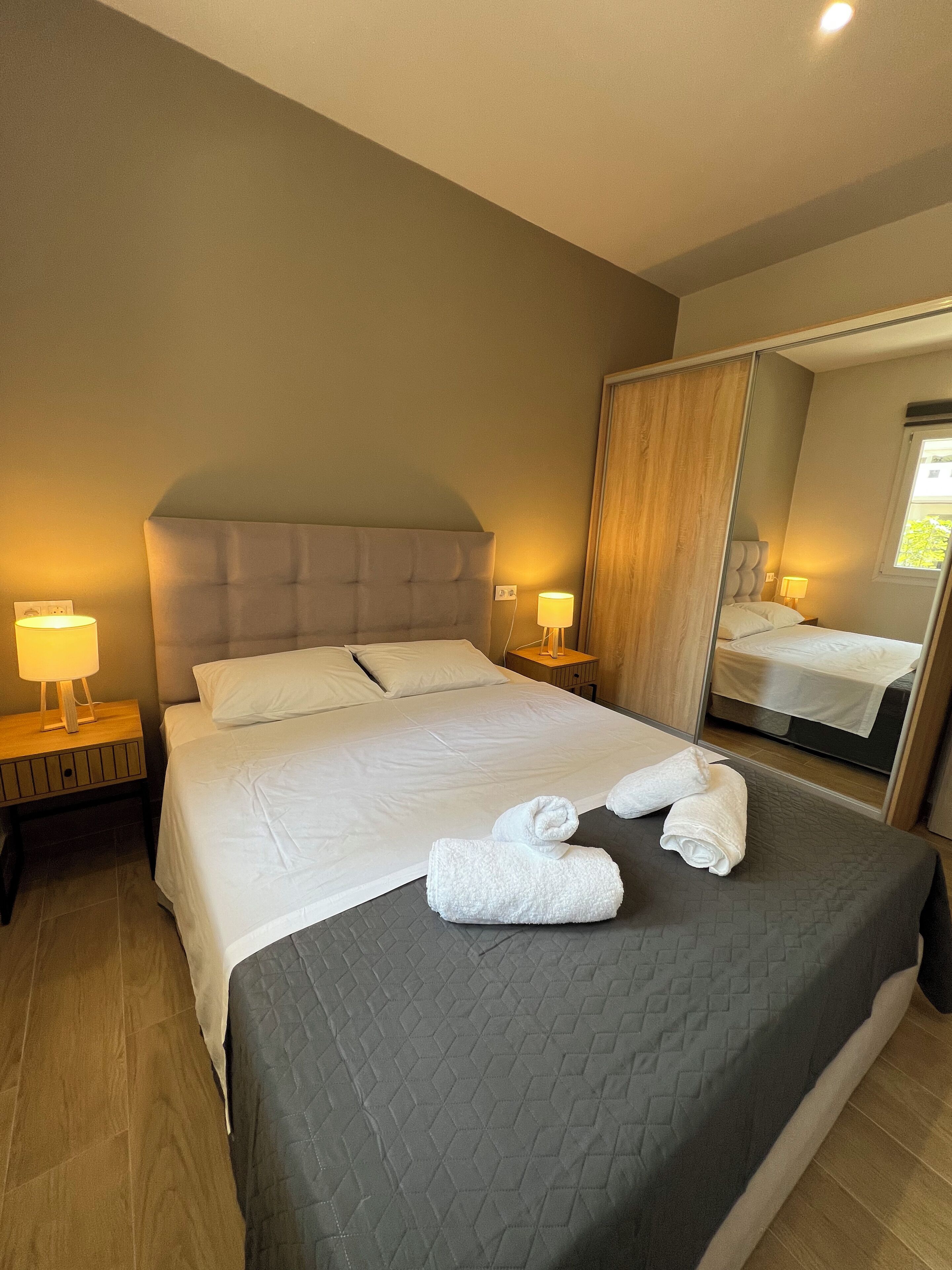 Apartemen, 1 Tempat Tidur Queen | Ruang kerja ramah laptop, setrika/meja setrika, dan Wi-Fi gratis