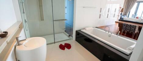 SĂšche-cheveux, serviettes fournies, papier toilette