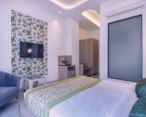 Down comforters, minibar, desk, free WiFi