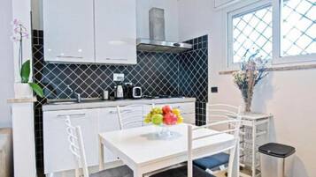 KĂŒhlschrank, Ofen, Herdplatte, GeschirrspĂŒler