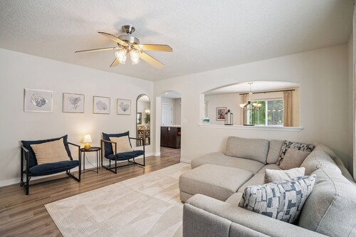 Huge Family Home | 5 Room | Sleeps 18 | 3Car Garage | Backs to Park| South Boise