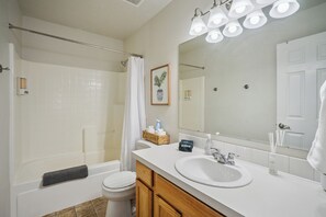 Une salle de bain moderne équipée d’une douche, de toilettes et d’un lavabo.