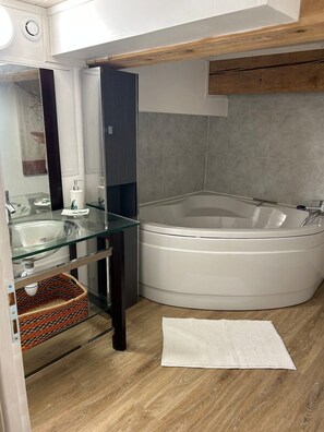 Dusche, Haartrockner, Handtücher, Toilettenpapier