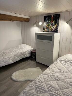 3 chambres, lit parapluie, draps fournis