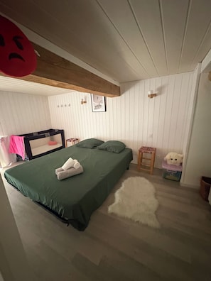 3 dormitorios, cuna de viaje, ropa de cama