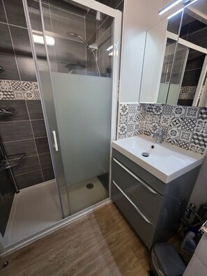Dusche, Haartrockner, Handtücher, Toilettenpapier