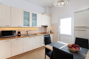 Fridge, microwave, oven, stovetop