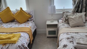 Free WiFi, bed sheets - Seaside Haven Retreat - 3 Bed Apartment (Southend-on-Sea)