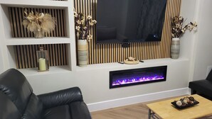 Living area - Seaside Haven Retreat - 3 Bed Apartment (Southend-on-Sea)